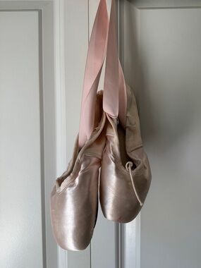 Angelina Pink Satin Pointe Shoes Size 5N Made in Canada with Ribbons